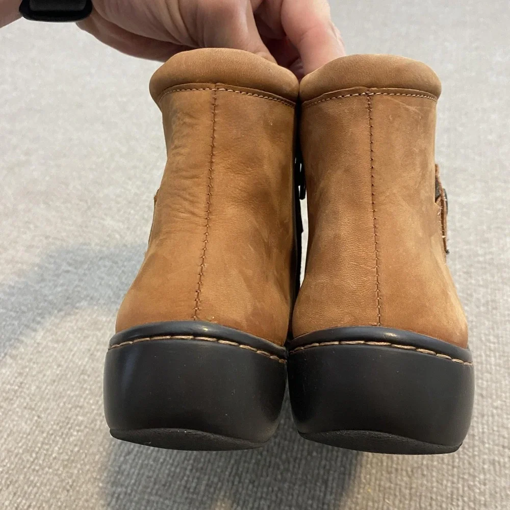 Clarks Booties Womens Size 10 Brown‎ Nubuck Ankle Wedge Zip Button Comfort